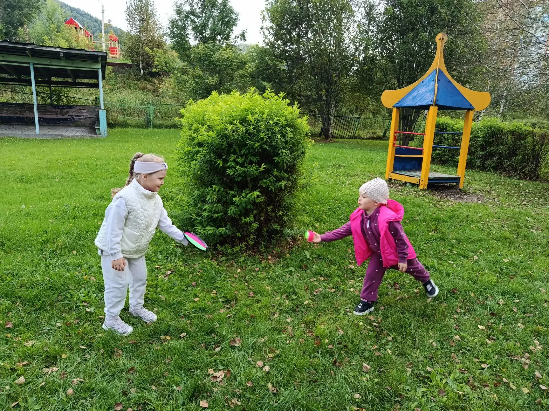 На полянке, в яркий день,