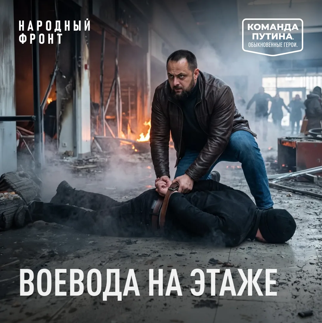 Снимки с этого дня по плану мамы должны были украсить семейный фотоальбом.

Нарядные родители держат