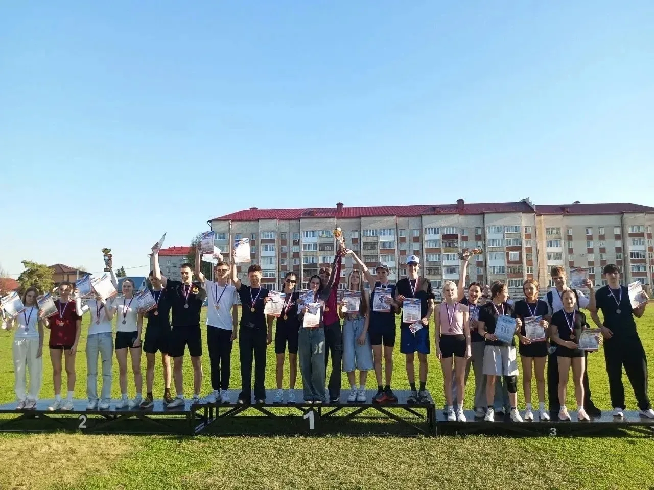 🏃‍♂️На ишимском стадионе «Центральный» прошла традиционная легкоатлетическая эстафета, посвящённая П