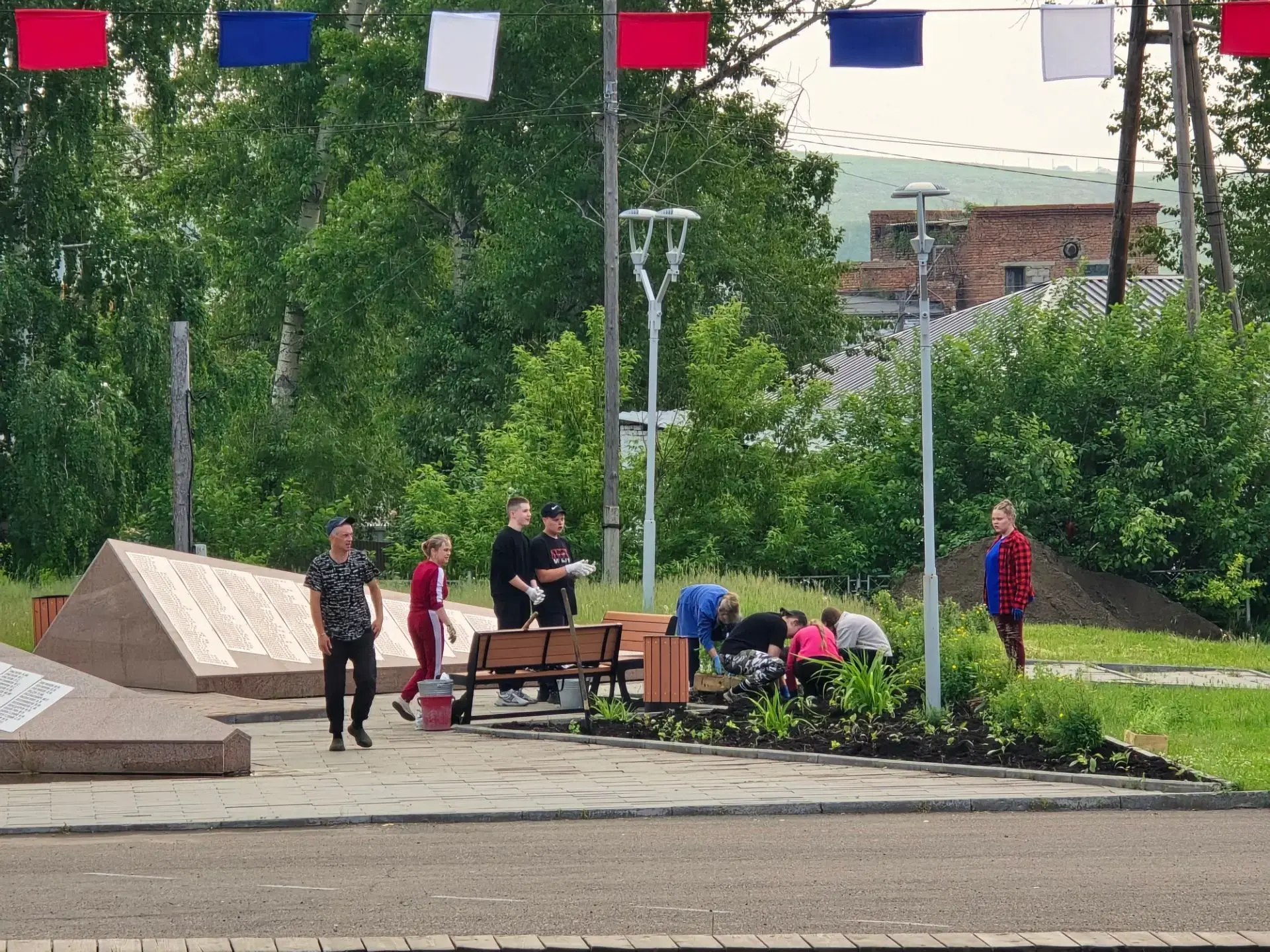 «Работяги» создают цветущий уют у мемориала в Шалинском

Трудовой отряд старшеклассников «Работяги» 