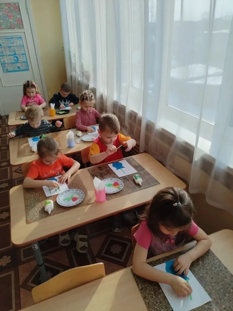 Дошкольное отделение «Зёрнышко»: в младшей группе "Колосок" прошло  интересное занятие по аппликации