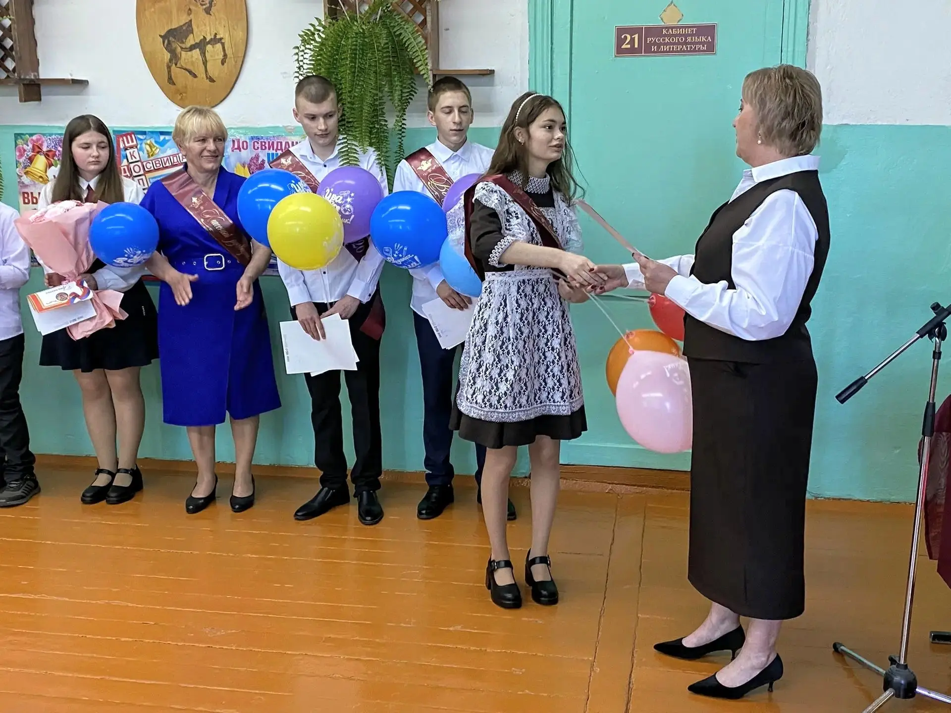 На линейке, посвященной празднику Последнего звонка, директор школы Бондаренко С.И. вручила грамоты 