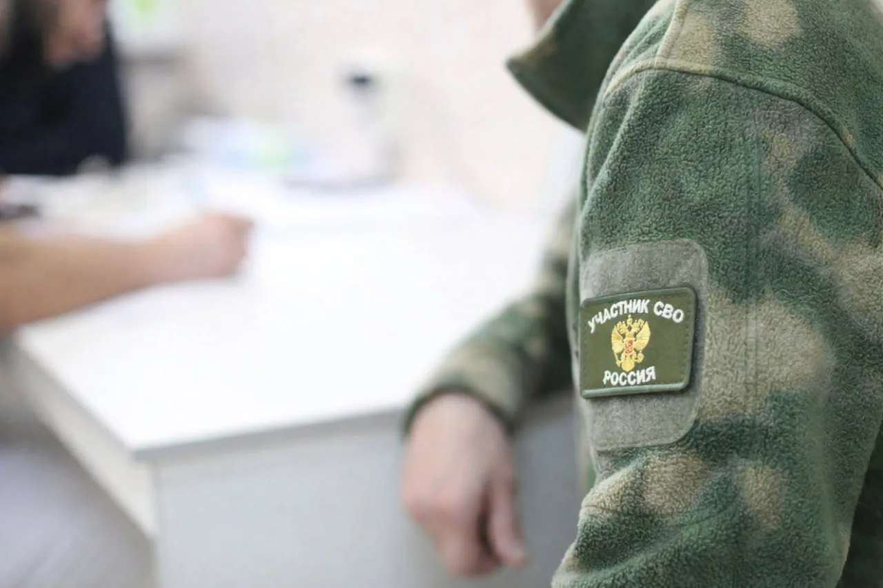 ▶️ Ветераны СВО с тяжелыми ранениями получают адаптивную одежду от государственного фонда «Защитники