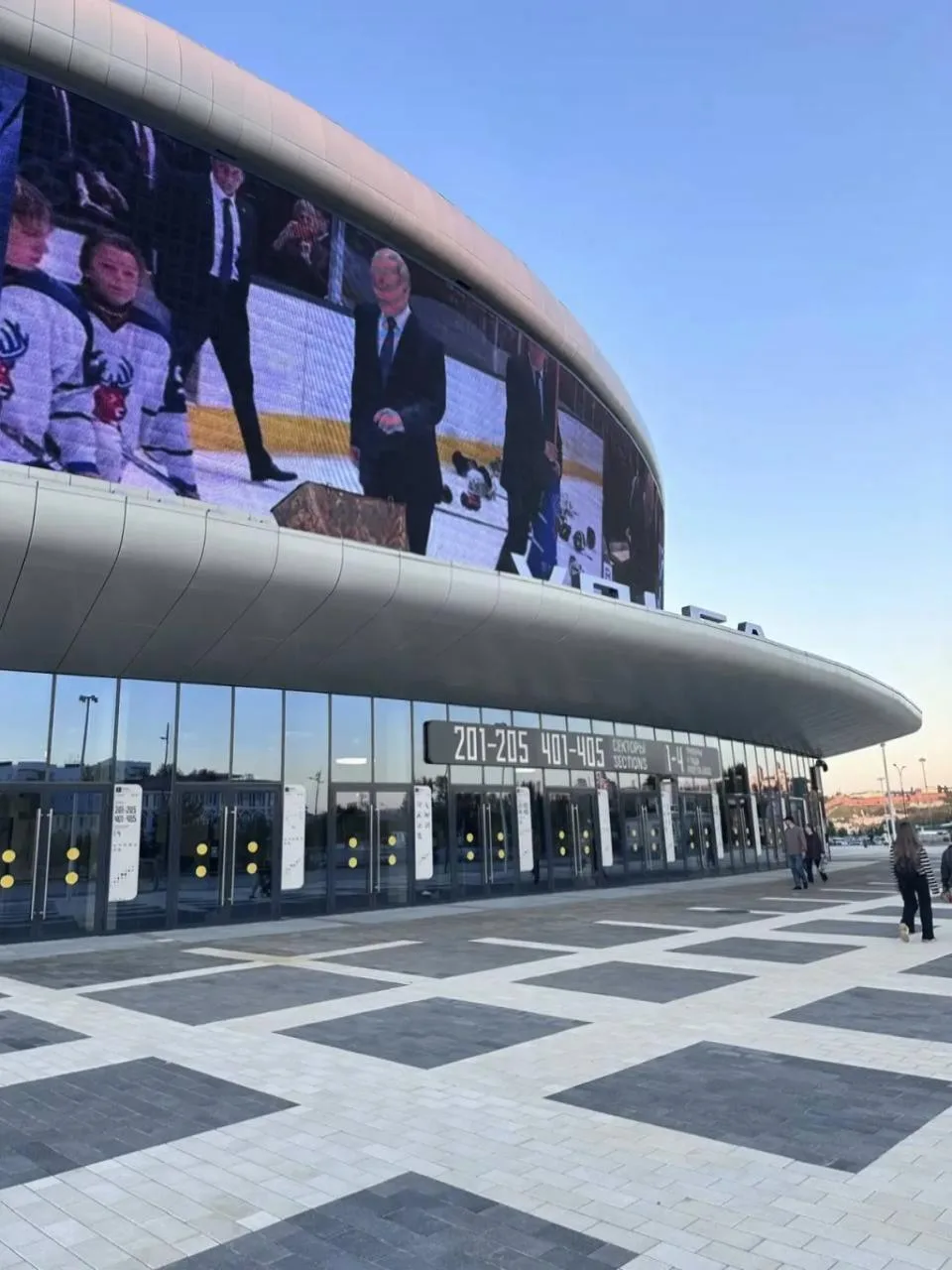 😅 Бак для строительного мусора заметили на крыше ледовой арены в Нижнем Новгороде