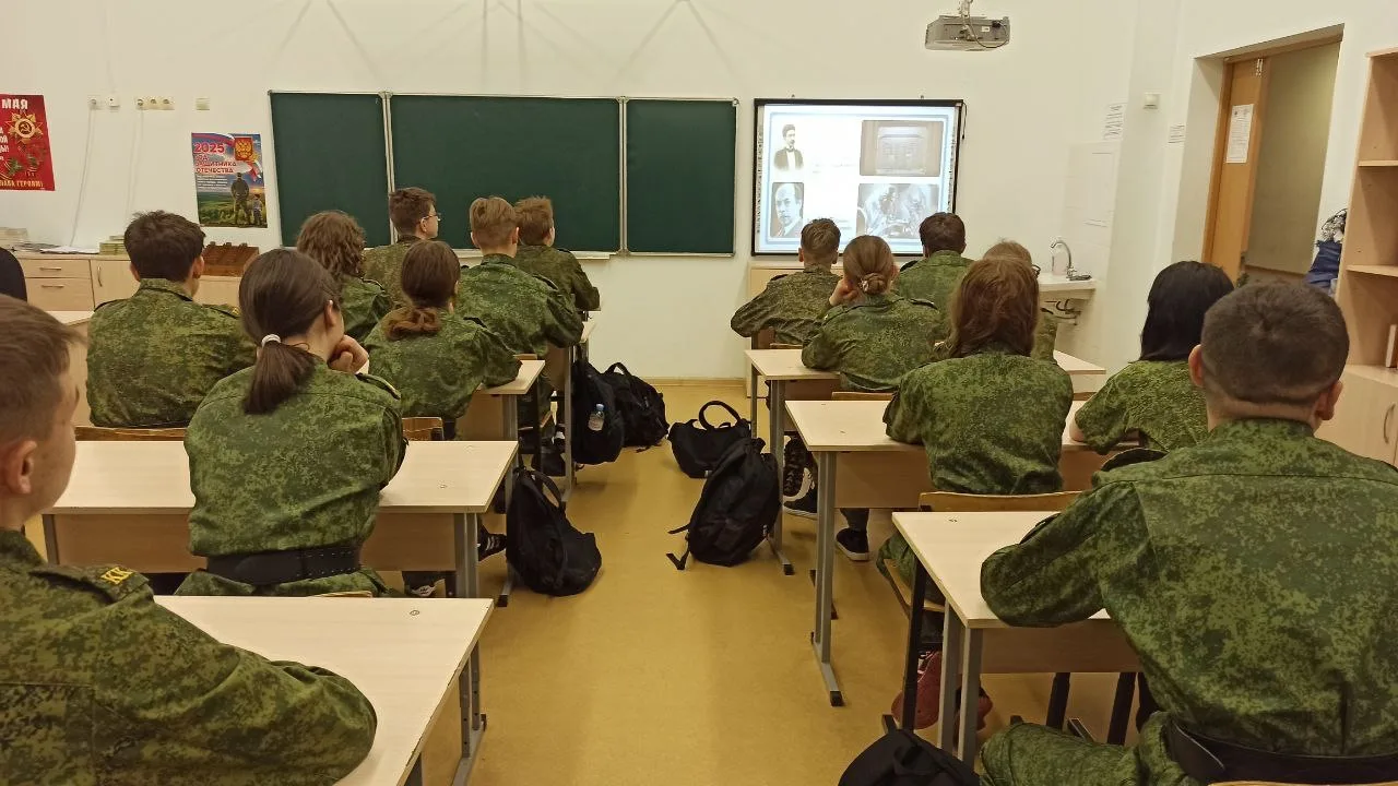 🎓Первый учебный день в МБОУ СОШ «ЛИДЕР» по традиции начался с церемонии поднятия флага🇷🇺 и занятия «