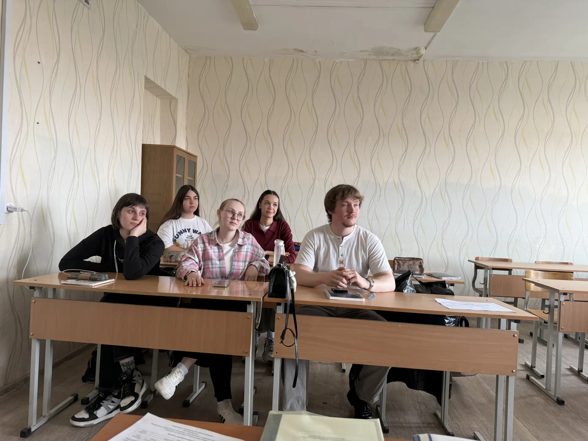 Студенты-четверокурсники осваивают искусство панельной дискуссии на занятиях по английс...