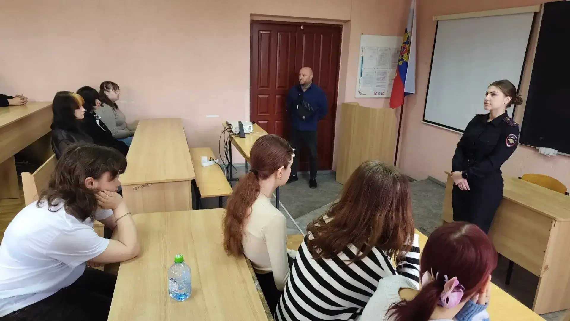 Подросток и правонарушения: как не стать жертвой вербовщиков. Важные беседы в Донецком колледже экон