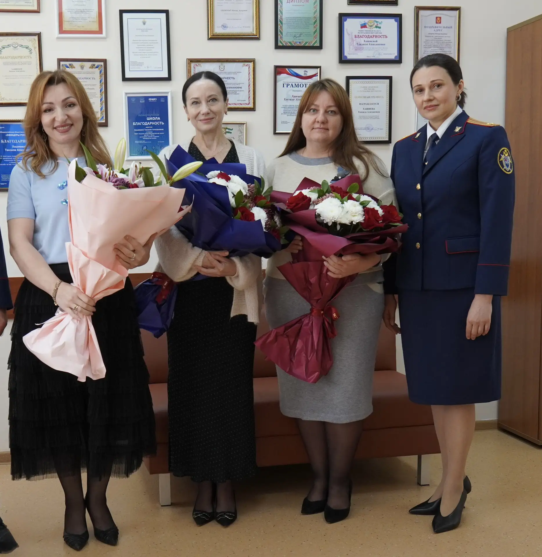 Сотрудники следственного управления поздравили педагогов с Днём учителя