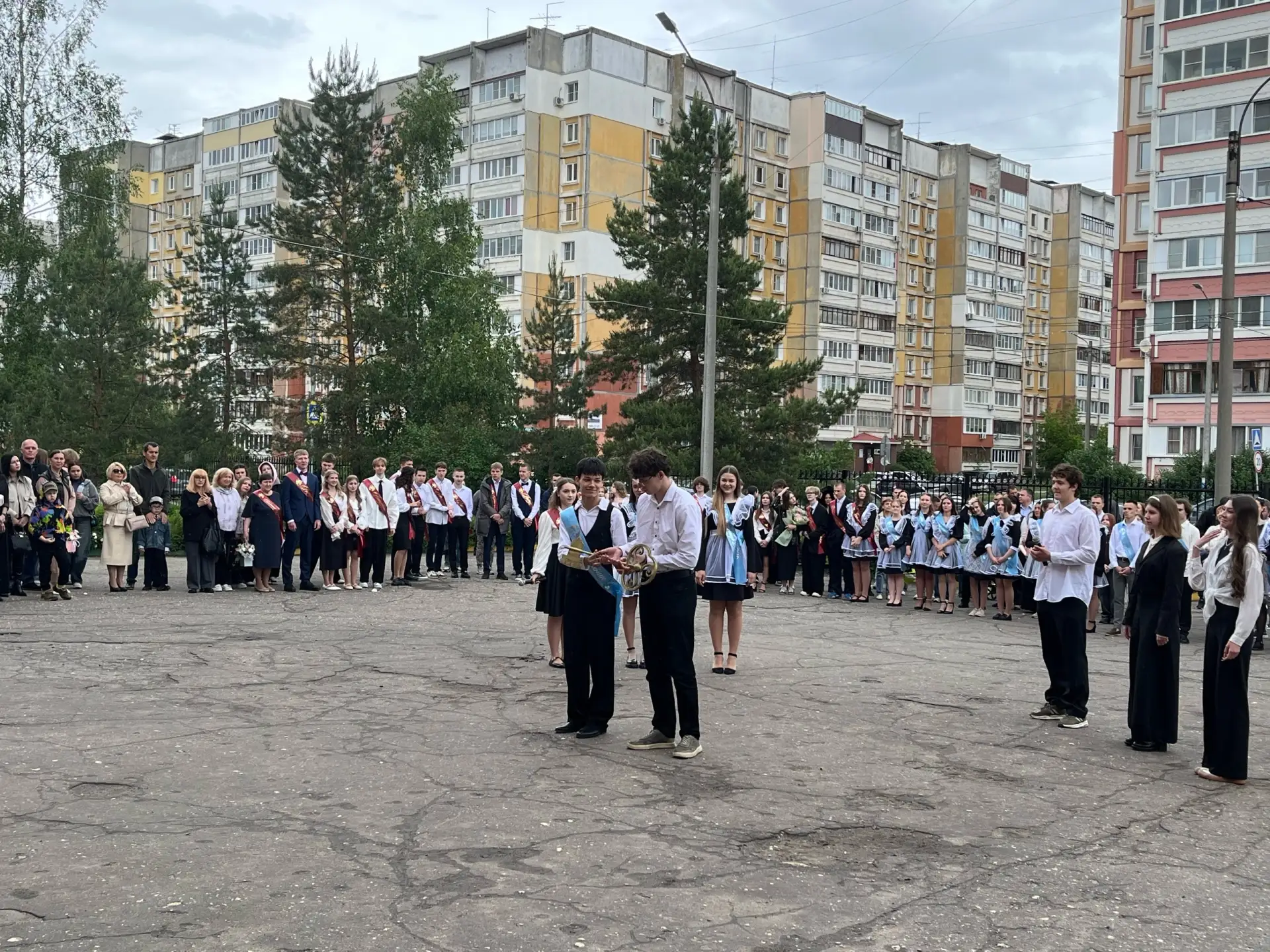🌟 ПОСЛЕДНИЙ ЗВОНОК – НАЧАЛО ВАШЕЙ ЭПОХИ! 🌟  Дорогие выпускники 2026 года! 🎓 Сегодня для вас прозвене