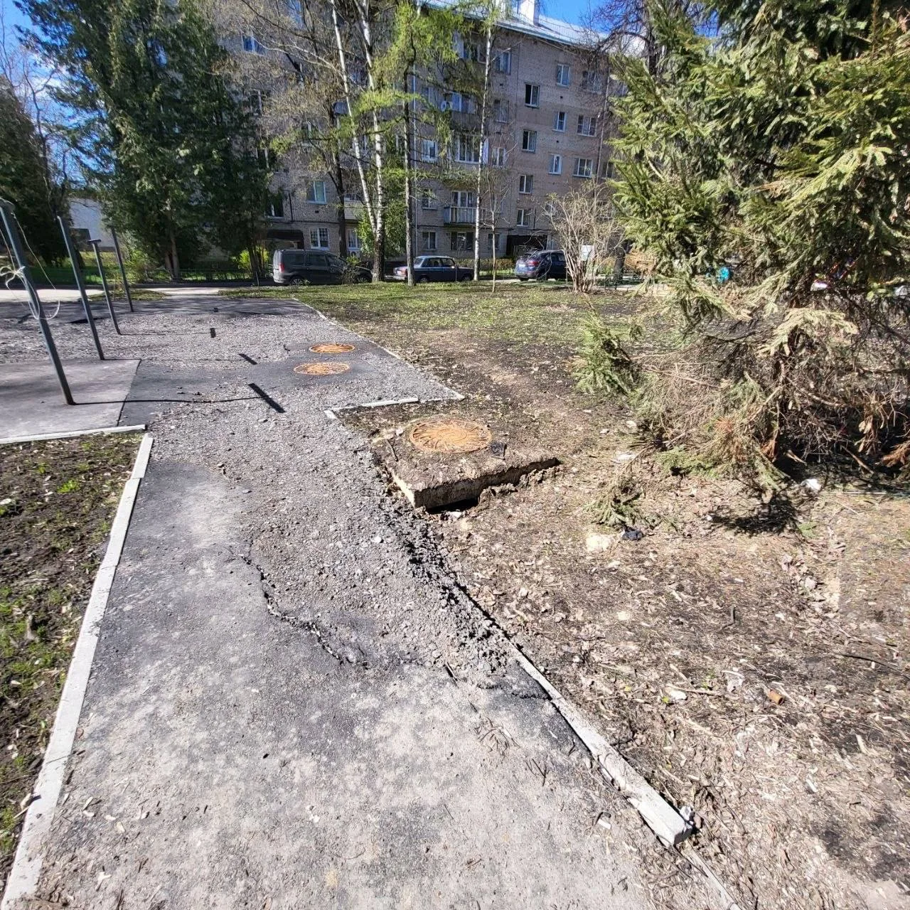 На Сходне двор разрушен после работ Мосэнерго, жители требуют восстановления❗️  Жители дома на Перво