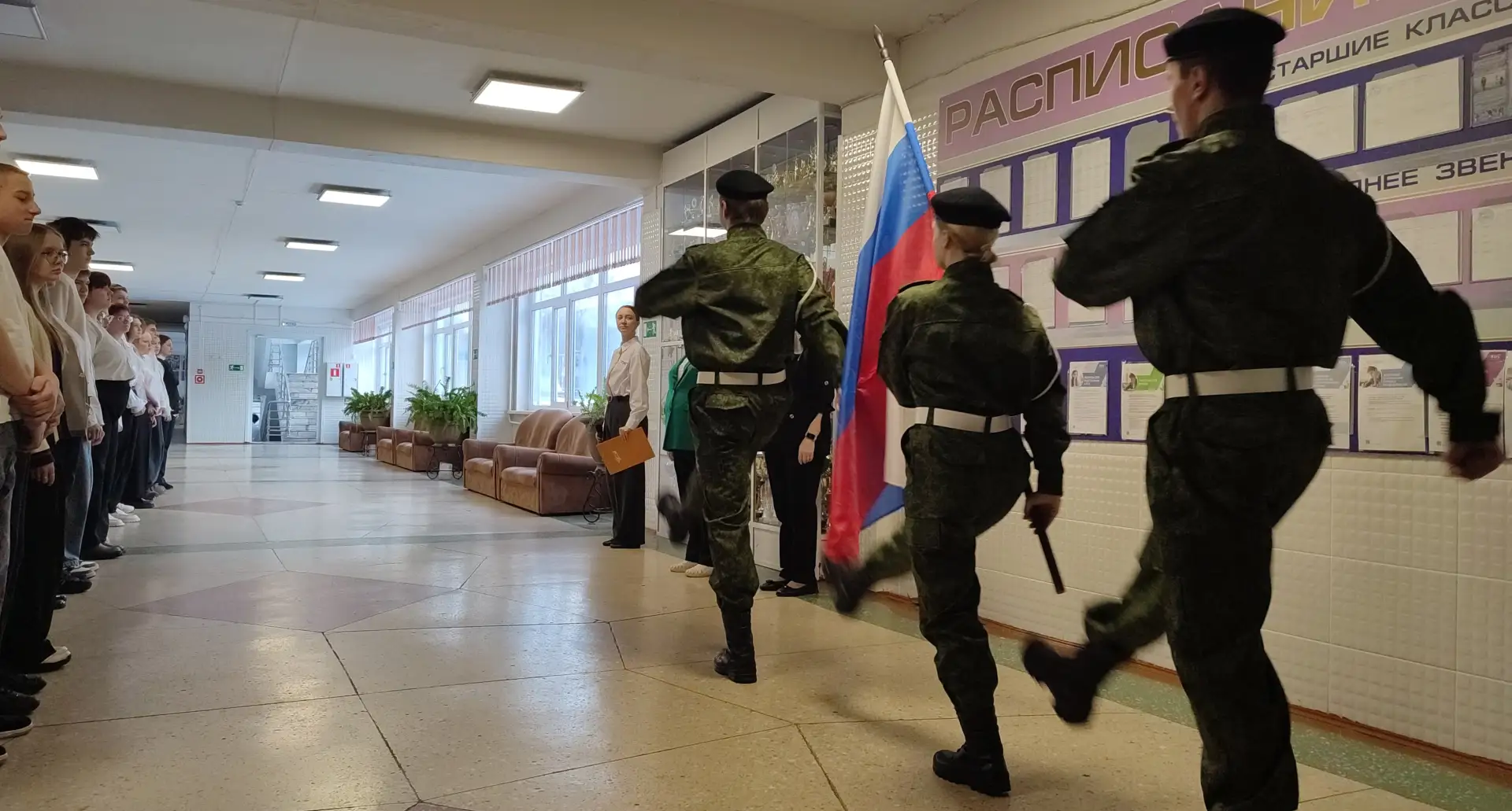 💫 Стартовала финальная учебная неделя третьей четверти.  🇷🇺 Традиционно утро началось с торжественно