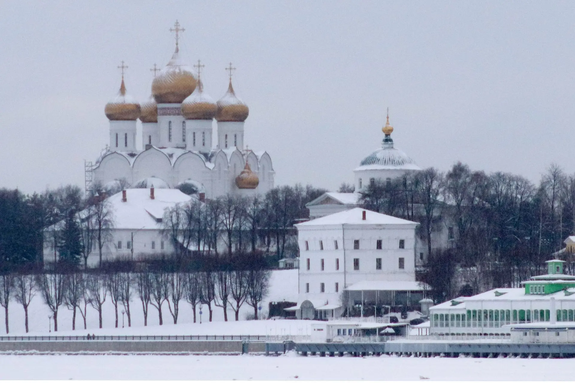 Ярославль - это город, в котором я провёл первый отпуск в 2026 году. Причин приехать им...