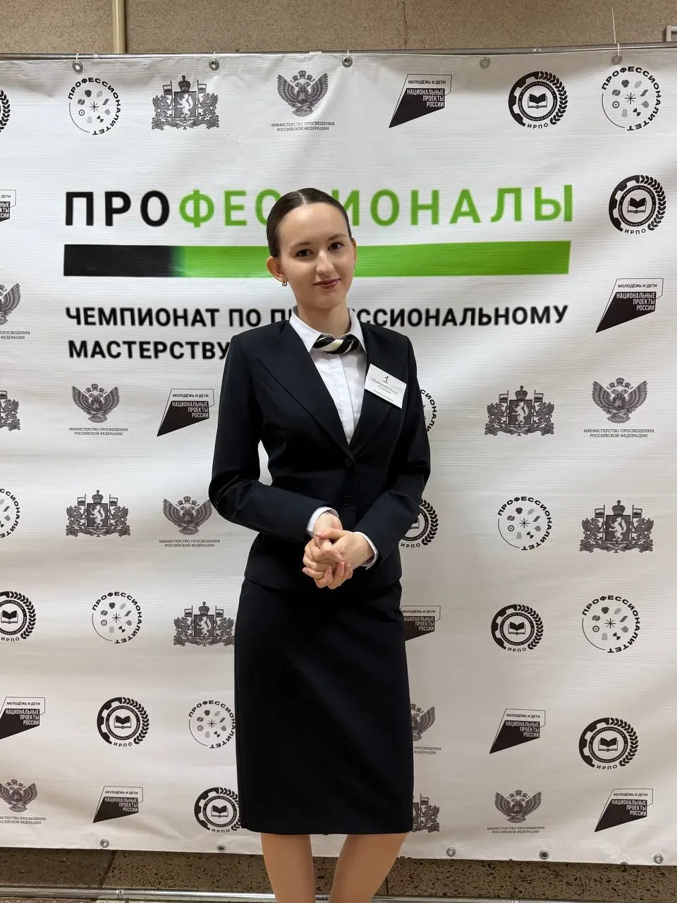 В великом и загадочном мире, где судьбы порой вершатся за чашкой чая (а иногда — за стойкой ресепшен