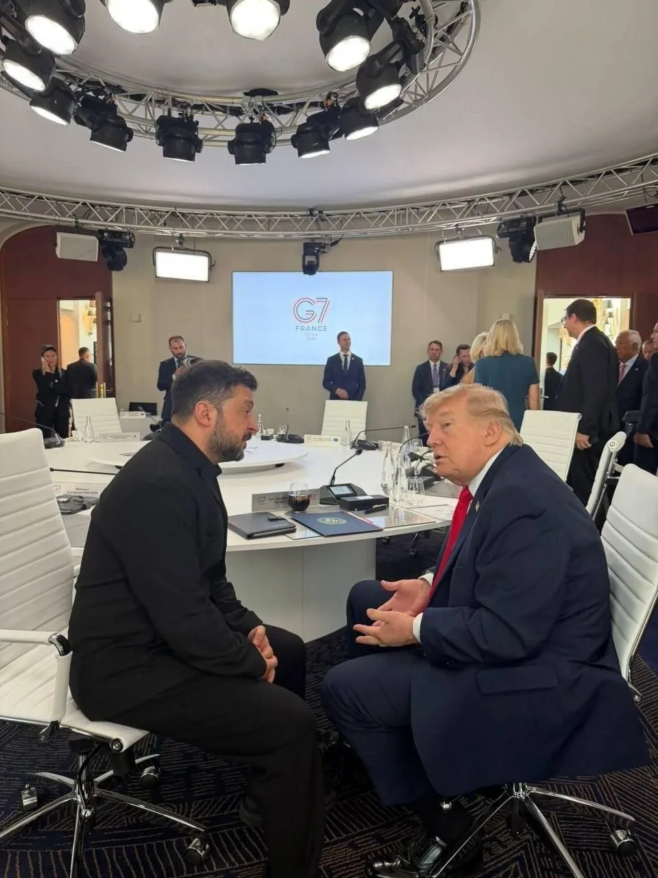 Сейчас на ручки сядет к Трампу. Жалуется гнида, что на фронте всё плохо

Семченко в МАХ