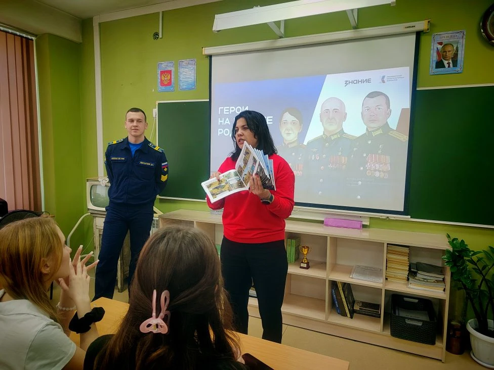 Герои на защите Родины: Урок мужества в Марковской школе 🇷🇺✨  В Марковской школе №1 в рамках совмест