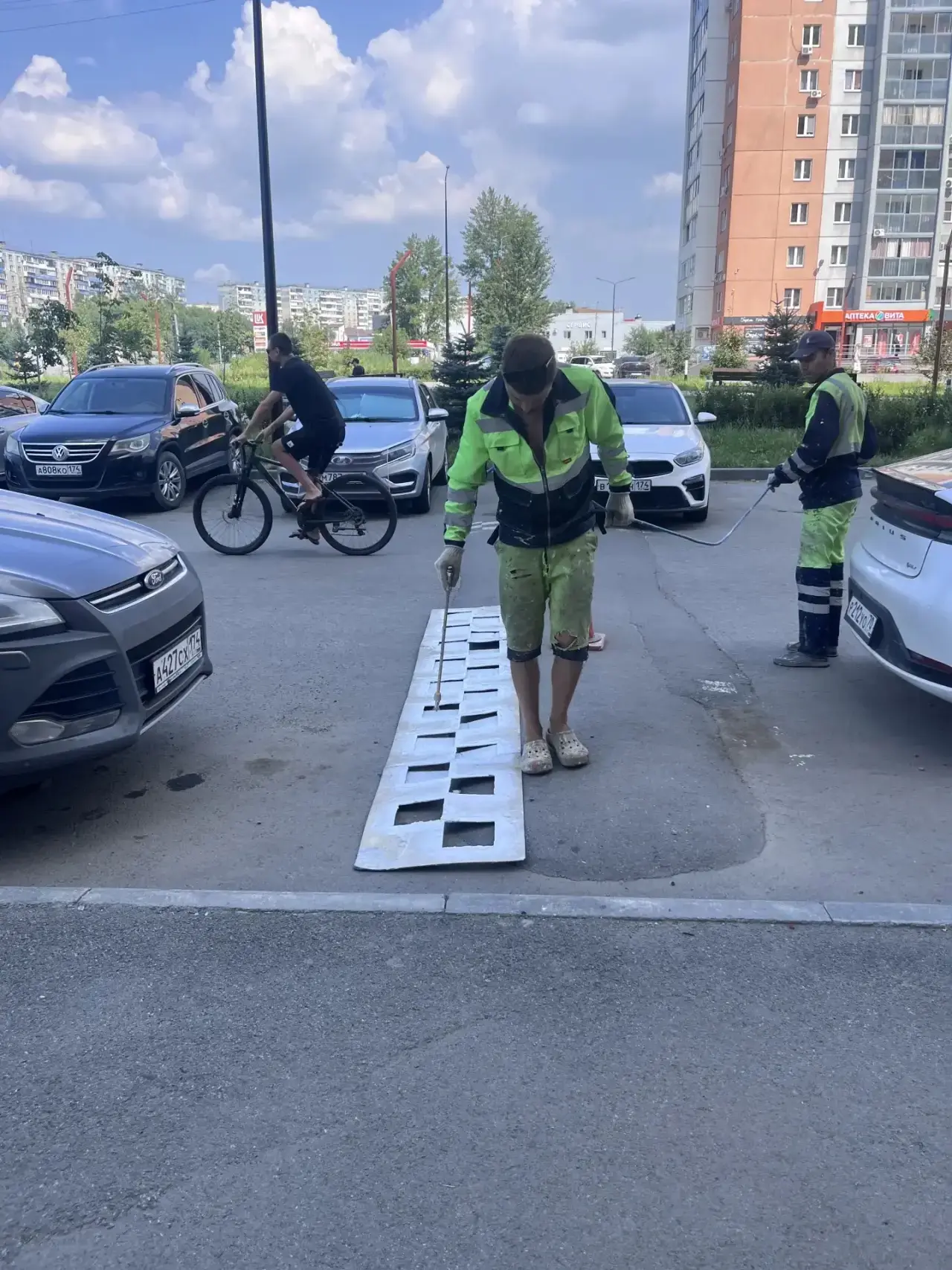 🚧 Продолжаем наносить дорожную разметку на «лежачих полицейских» в наших дворах. Работы идут на уча