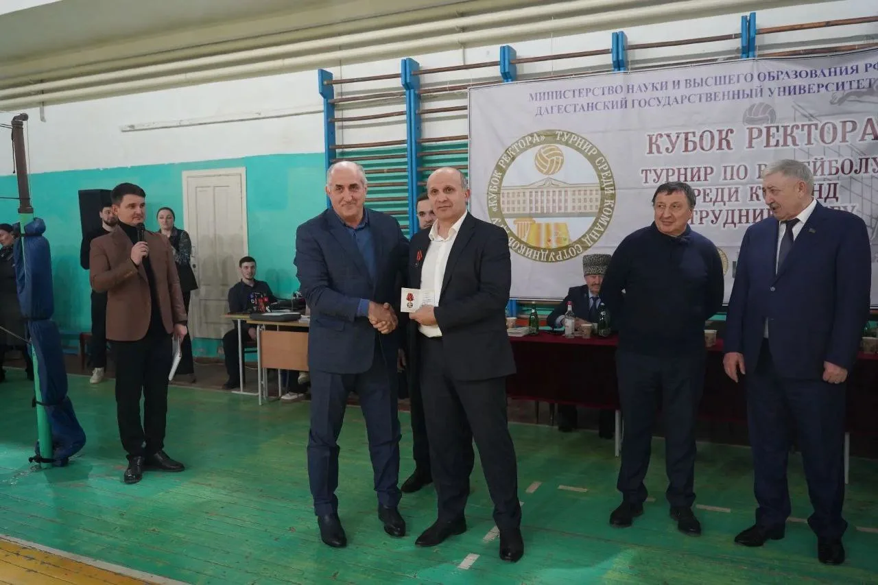 Патриотизм в делах Проректор по воспитательной и социальной работе ДГУ Магомед Гаирбеков награждён м