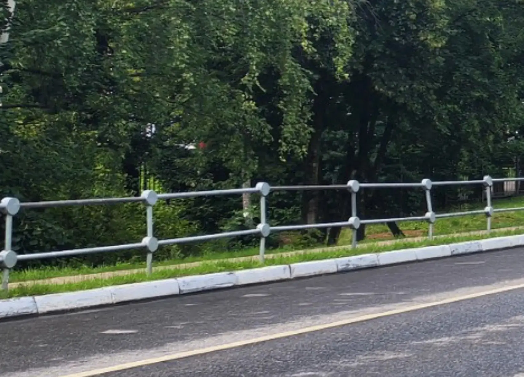 В Можайске отремонтировали ограждение на улице Московской