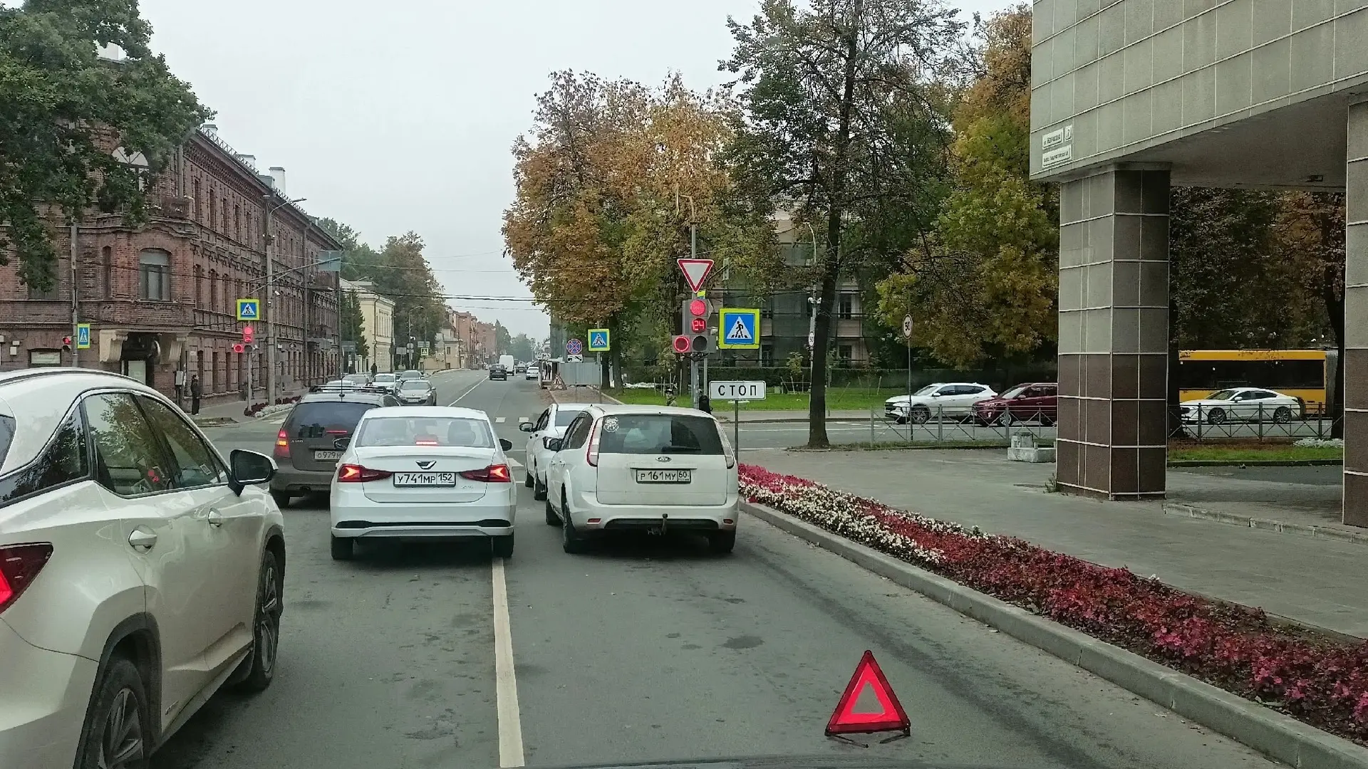 В правой полосе не справился с управлением.