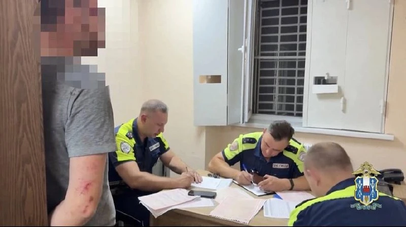 В Ростове водитель, пытавшийся уйти от погони и устроивший несколько ДТП в центре город...