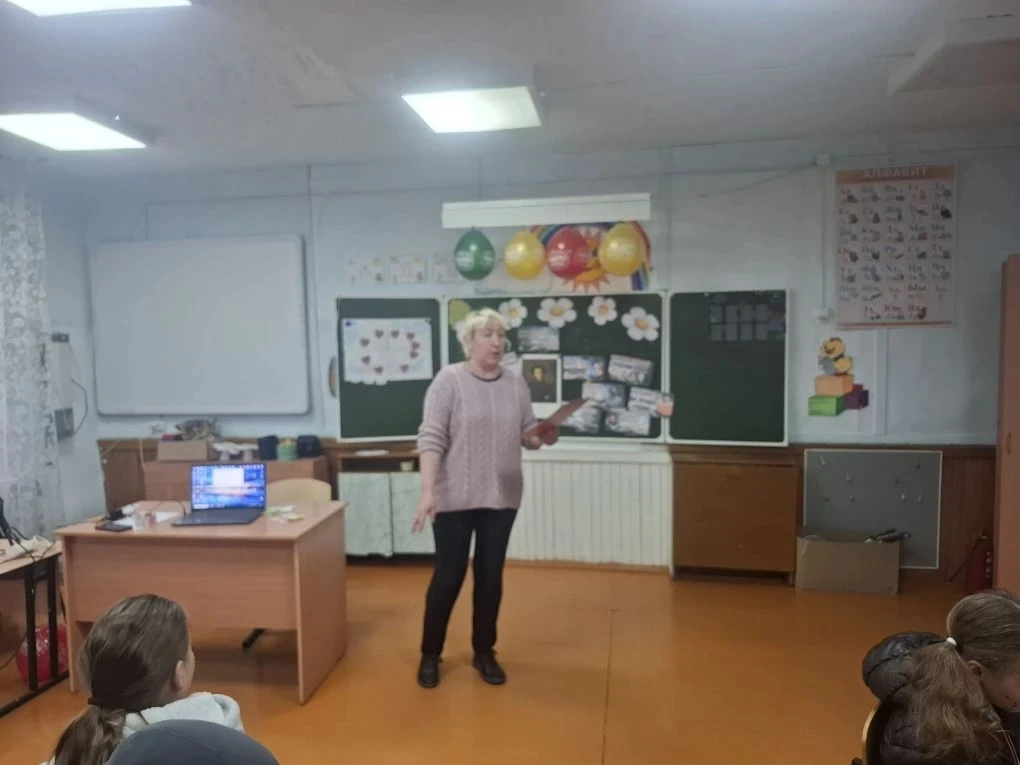 В преддверии Дня русского языка на пришкольной детской площадке была проведена игровая программа "Ве