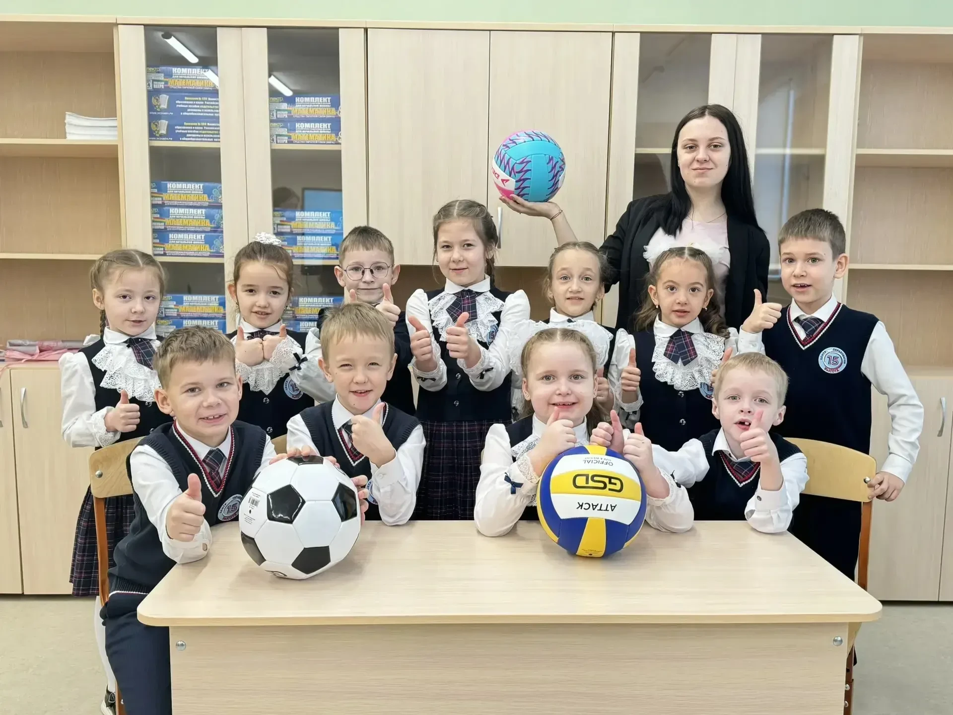 Подарок #Высоте от родителей и ребят 1Ж класса: 3 года — 3 замечательных спортивных мяча! СПАСИБО!♥️