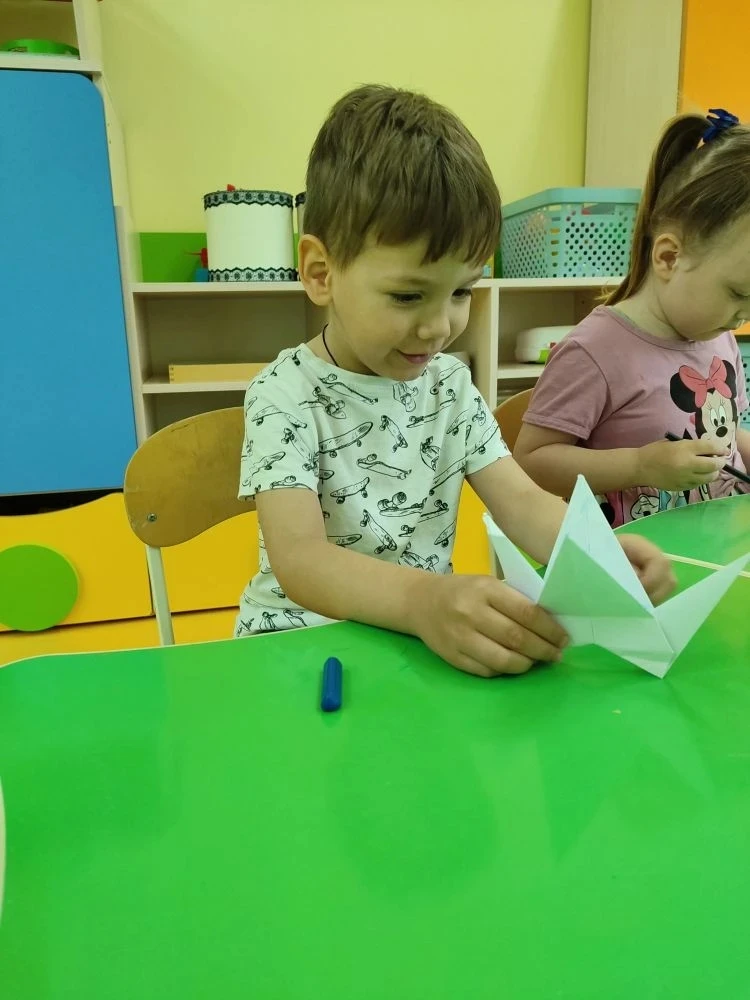 Разноцветные журавлики группы «Паровозик» 🌈В нашей группе «Паровозик» поселилась стая ...