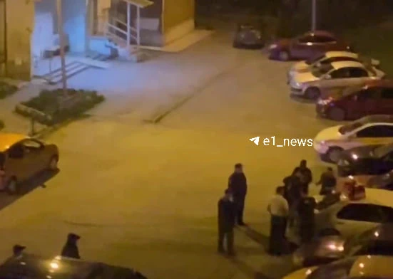 Силовики съехались к дому на Уктусе. Многоэтажку огородили ленточкой, внутрь никого не пускали.  Ноч