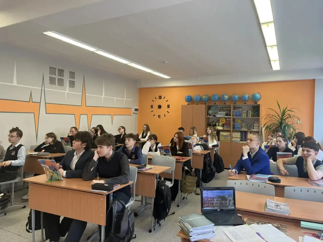 🌟 Профилактика зависимого поведения🌟  15 апреля 2026 года в классах 8 А и 8 В прошли занятия на тему