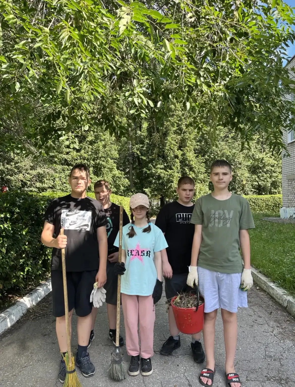 Летняя трудовая практика в самом разгаре! 

Наши трудолюбивые ученики продолжают активно помогать шк