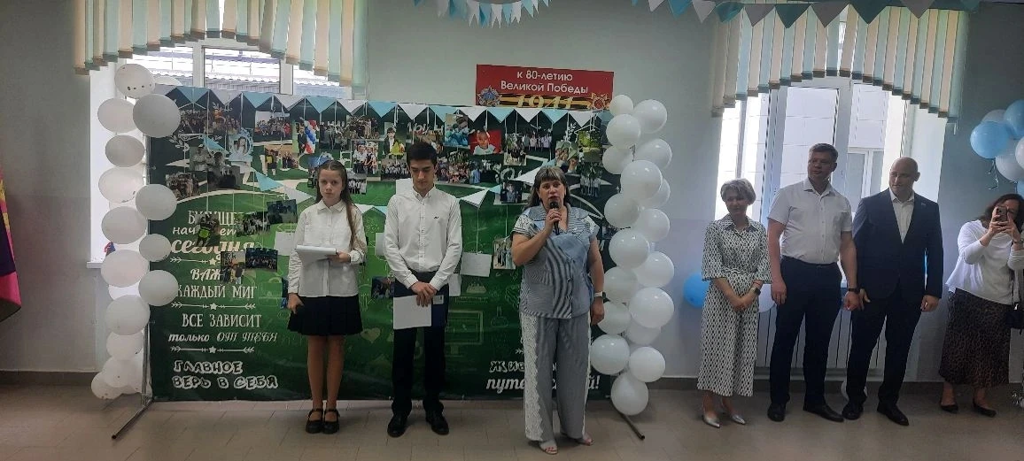 🎓🔔 Сегодня в нашей школе прошла торжественная линейка, посвященная празднику «Последнего звонка».  В