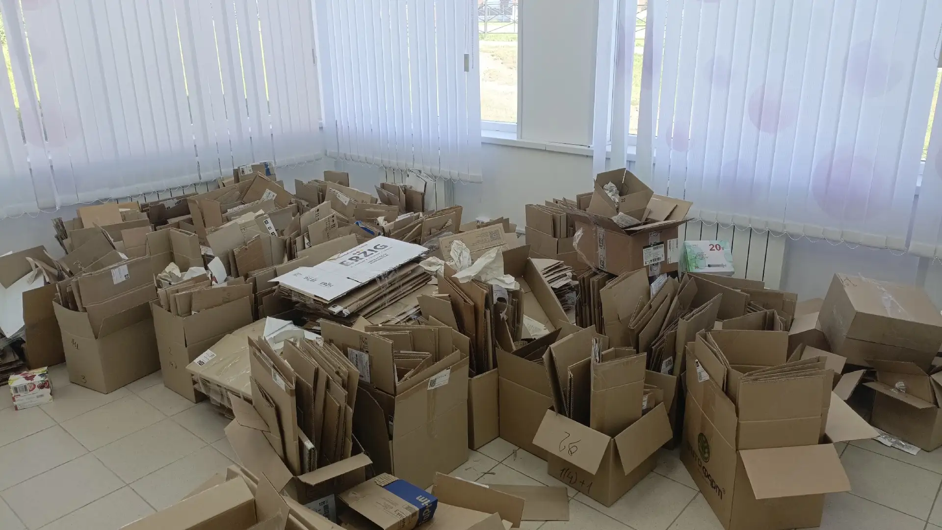 Добрый день, отдадим картон, самовывоз, можно не весь сразу звонить 89514451299