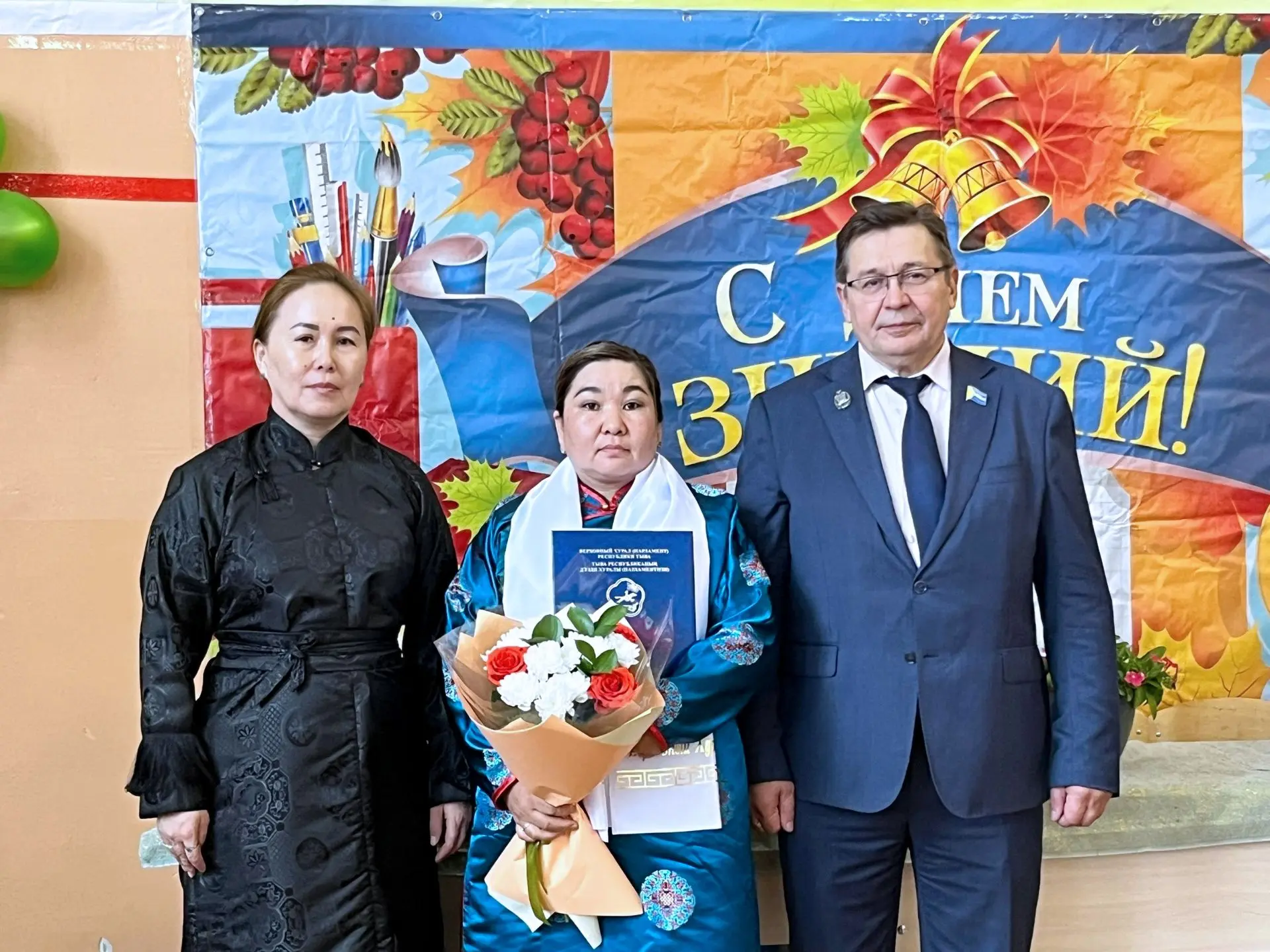 📚 1 сентября депутаты Верховного Хурала посетили торжественные линейки, посвященные Дн...
