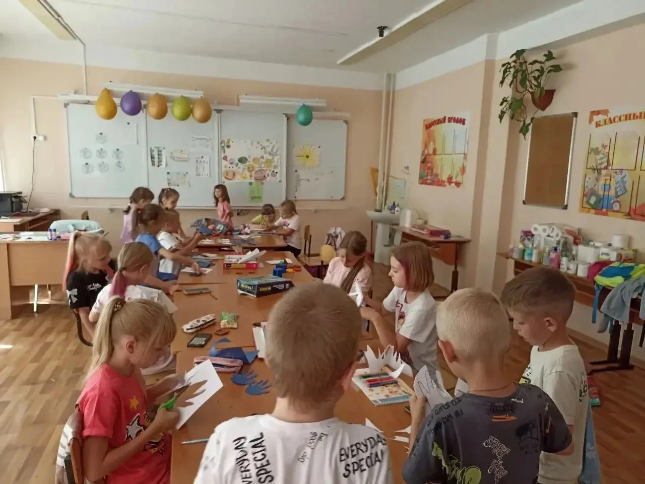 День, когда наша страна улыбается! 🇷🇺Наш пришкольный детский лагерь "Радуга"превратил...