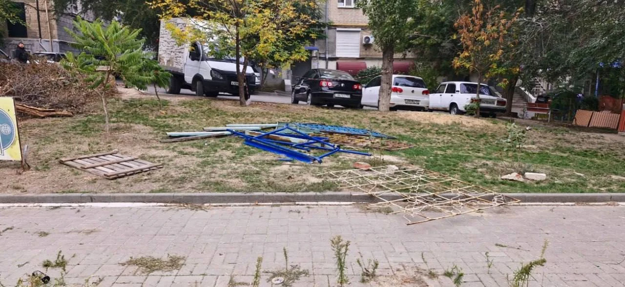 Футбольную площадку демонтировали во дворе в центре Волгограда.