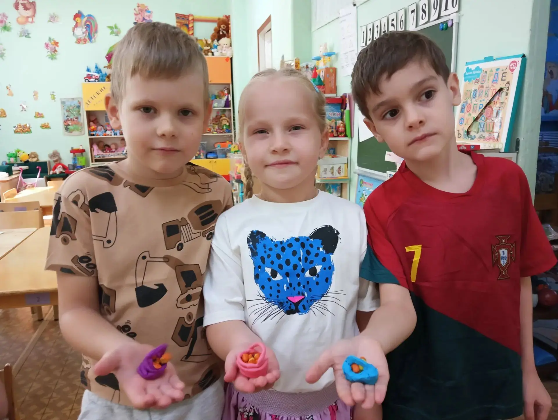 В группе # 13 проводилось занятие по лепке.