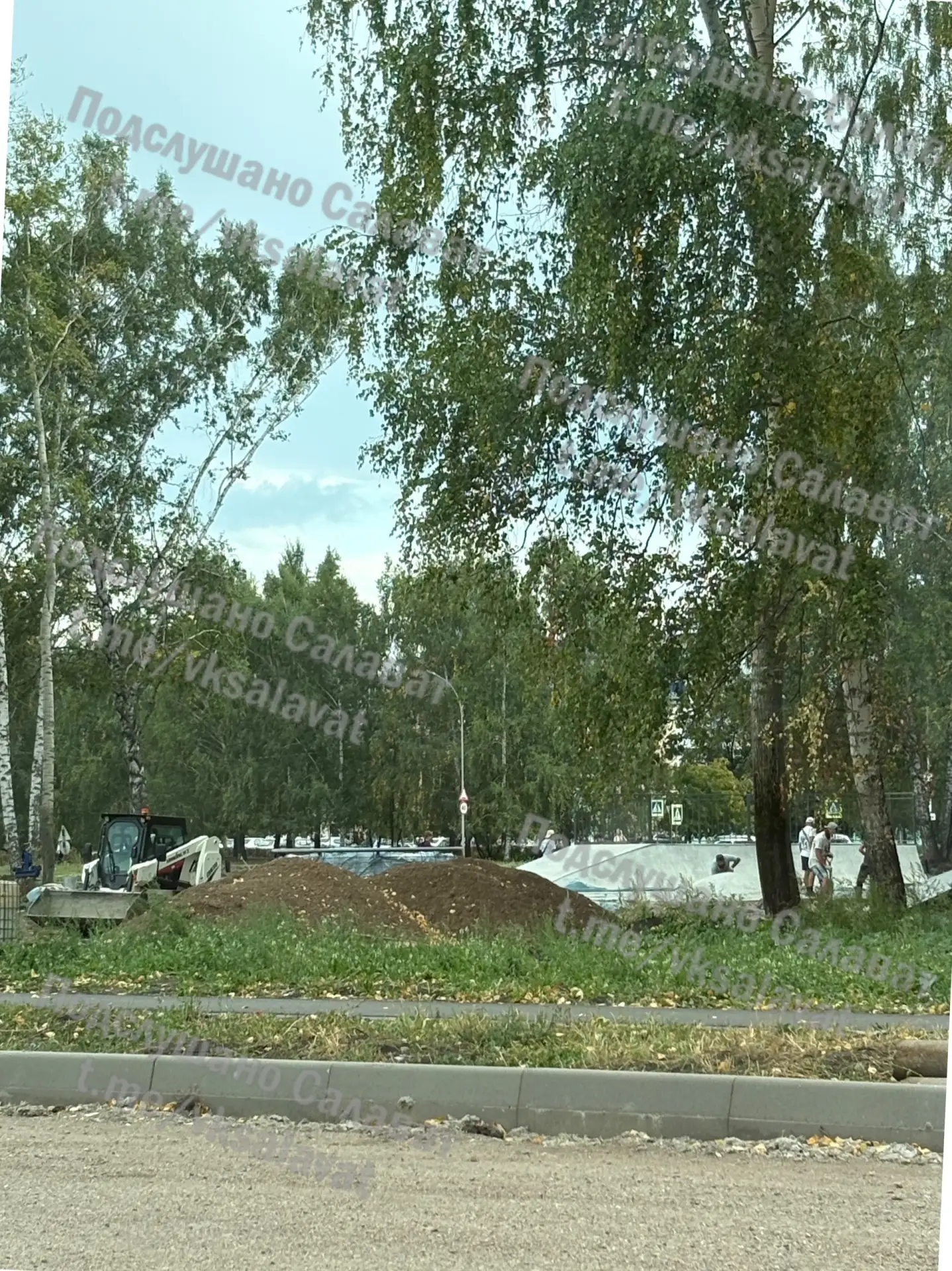 В Салавате продолжают строить скейт-парк в сквере на бульваре Космонавтов.