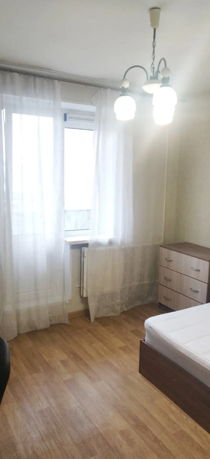 Сдаю комнату 15м2 с балконом в трёхкомнатной квартире.