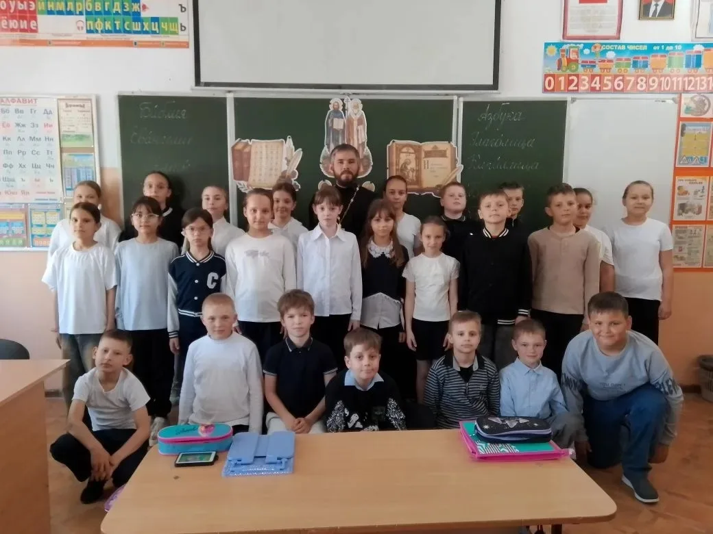 📚✨ В МБОУ школе № 13 прошёл открытый урок ко Дню семьи и верности, ребята подготовили ...