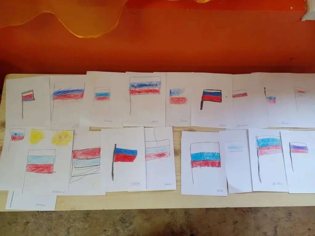 С праздником мира и труда всех поздравляют дети средней группы «Светлячки».