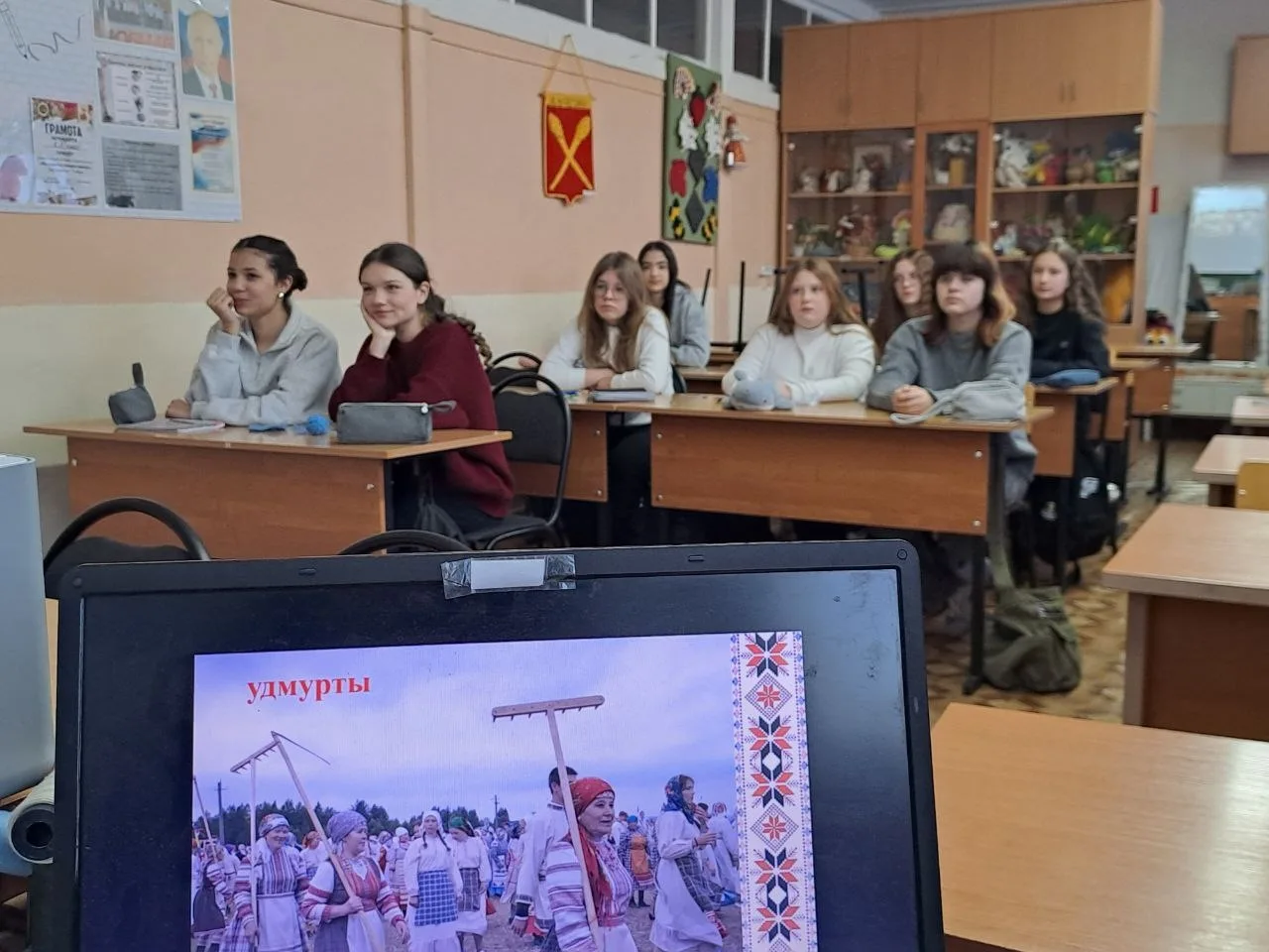 Народное творчество представляет собой совокупность произведений народной культуры, то ...