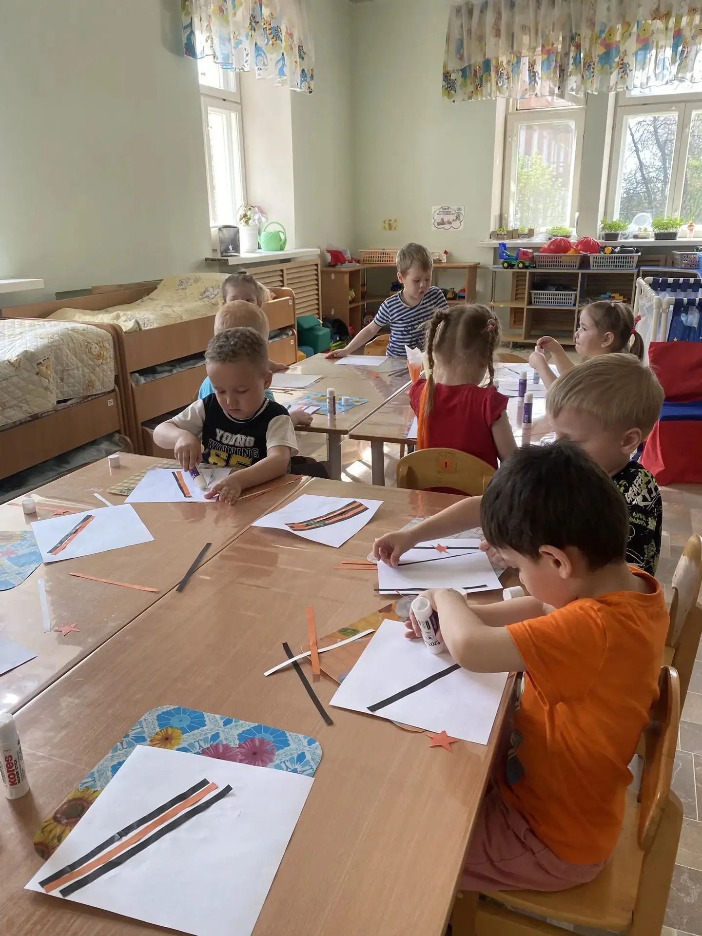 Во второй младшей группе прошло очень интересное занятие по аппликации «Георгиевская ле...