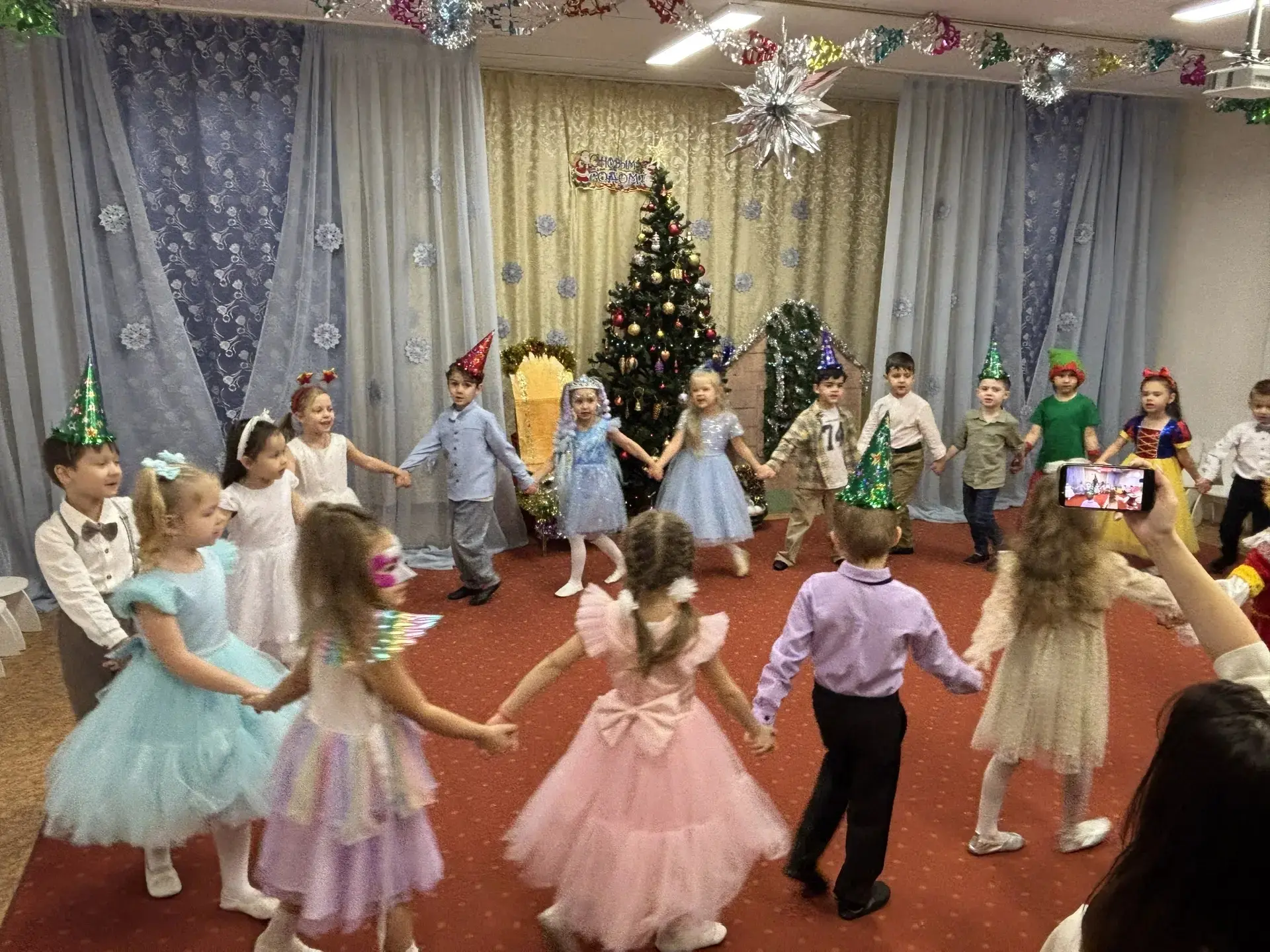 🎈 УРА! Весёлые утренники в дошкольных группах нашей любимой школы №1404 «Гамма» продолжаются!  Ребят