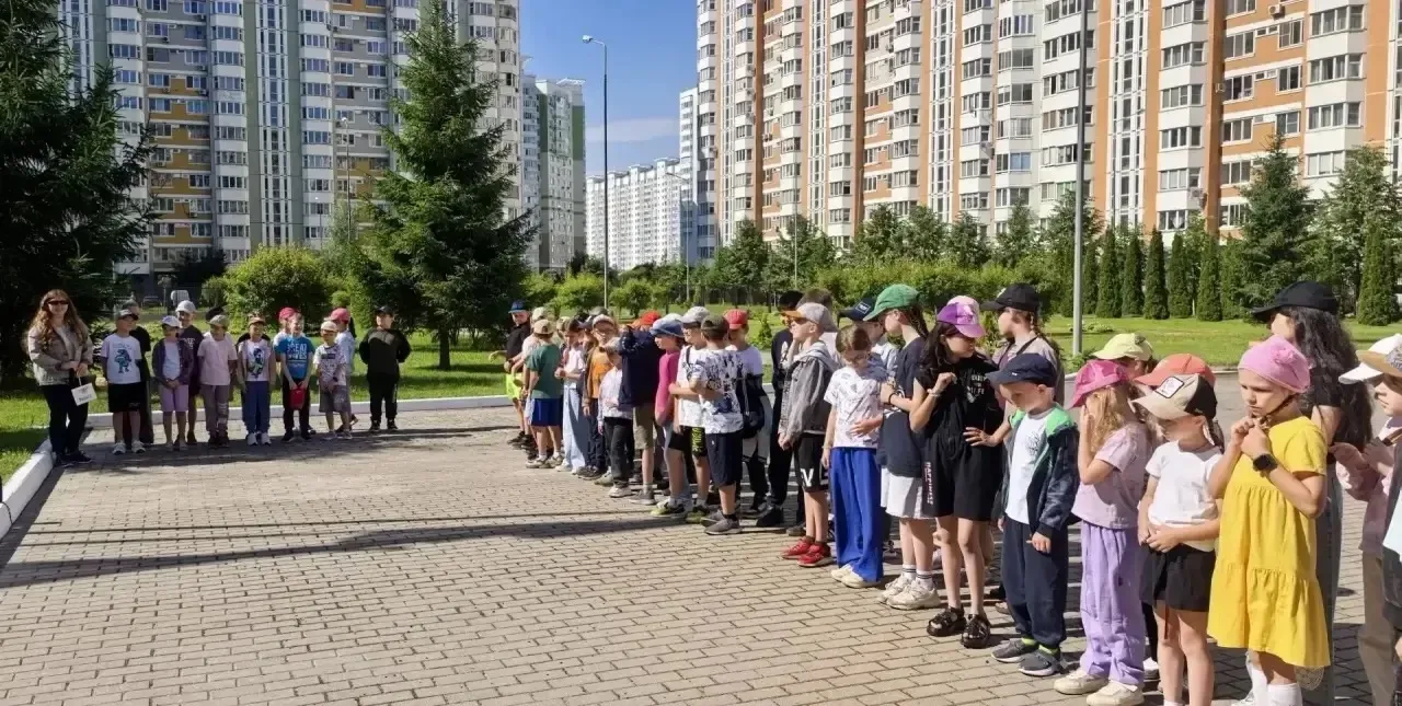 🌬️ «Зелёная планета»: 15 июня в нашем лагере прошёл насыщенно и с пользой

📍 Поднятие флага — трад