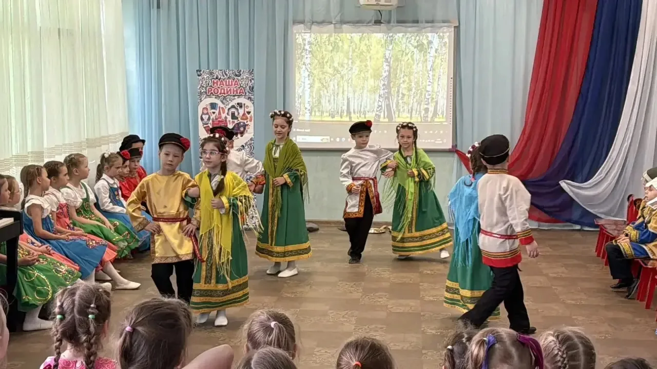 Сегодня в дошкольном отделении МБОУ "ЦО № 8"  (здание 1) прошел праздник, посвящённый Дню России. В 