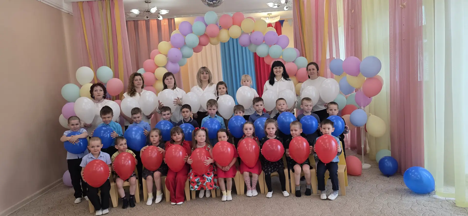 😊В средней группе прошли мероприятия, посвящённые празднованию Дня России!
Ребята создали матрешки 