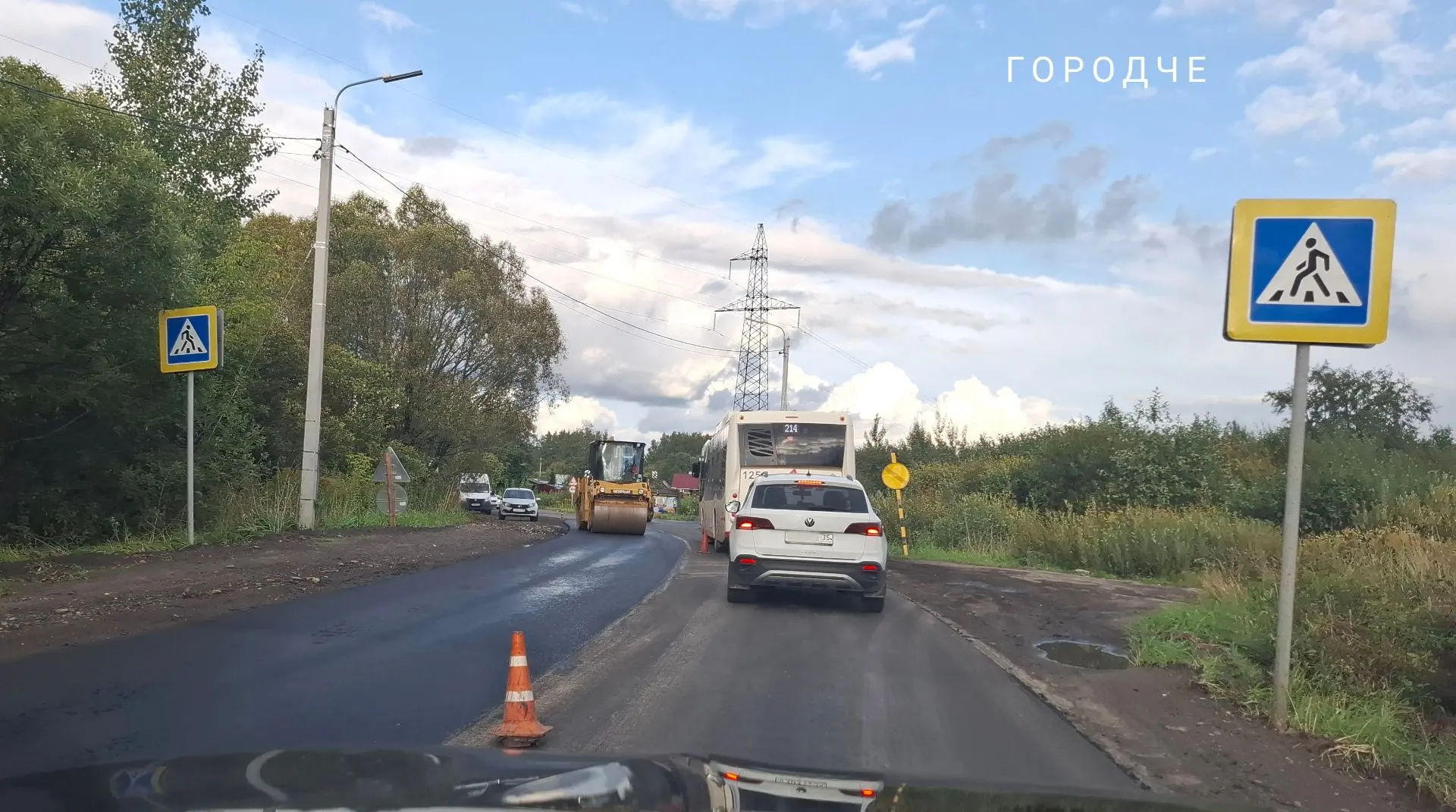 Дачную дорогу на причалы очень быстро ремонтируют. На участке длиной 1,7 км новый асфал...