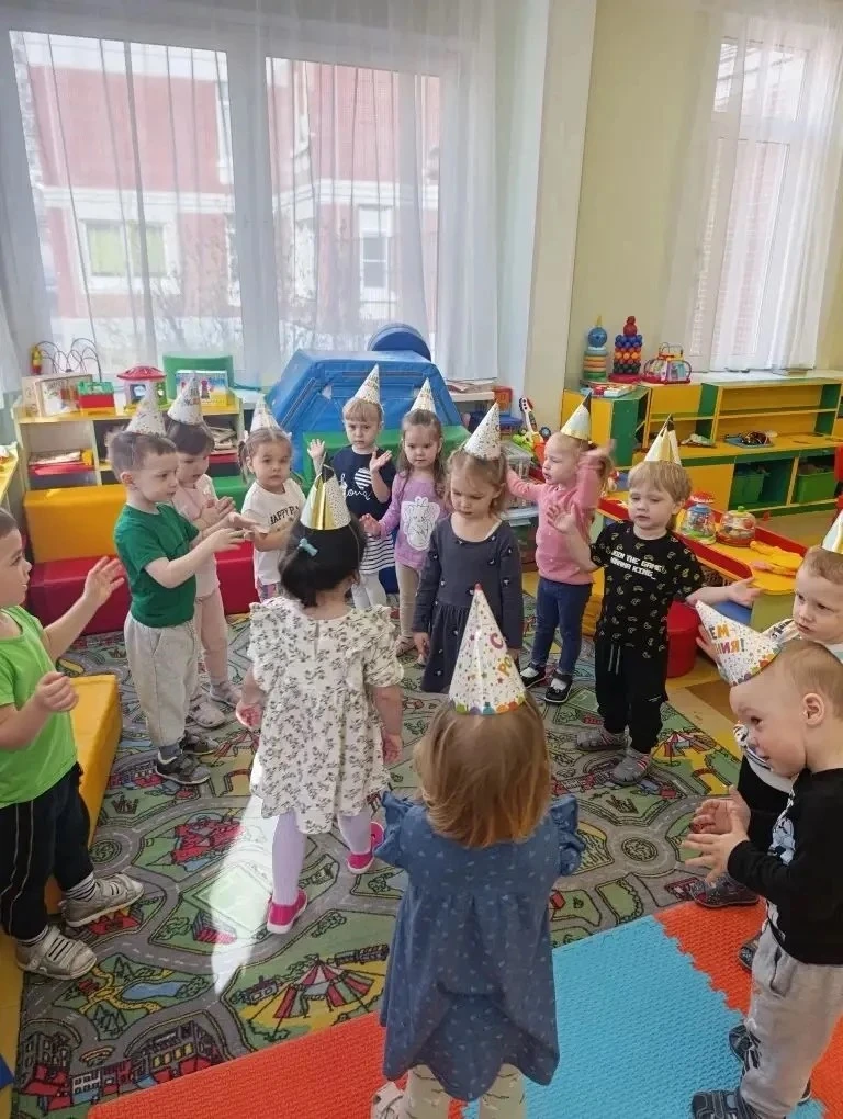 Наши ясельки-горошины принимают поздравления!