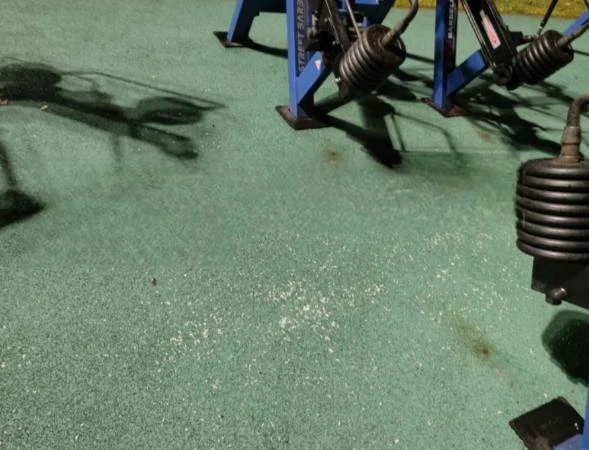 🧹 Спортплощадку в «Царицыно» просят отмыть от мусора