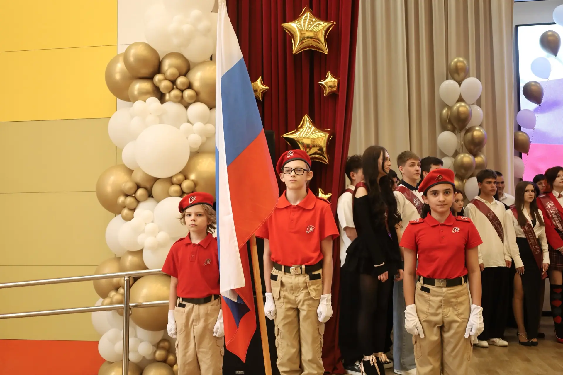 🎓 Сегодня в нашей школе прозвенел последний звонок для 9в и 9г классов.  Позади — девять лет уроков,